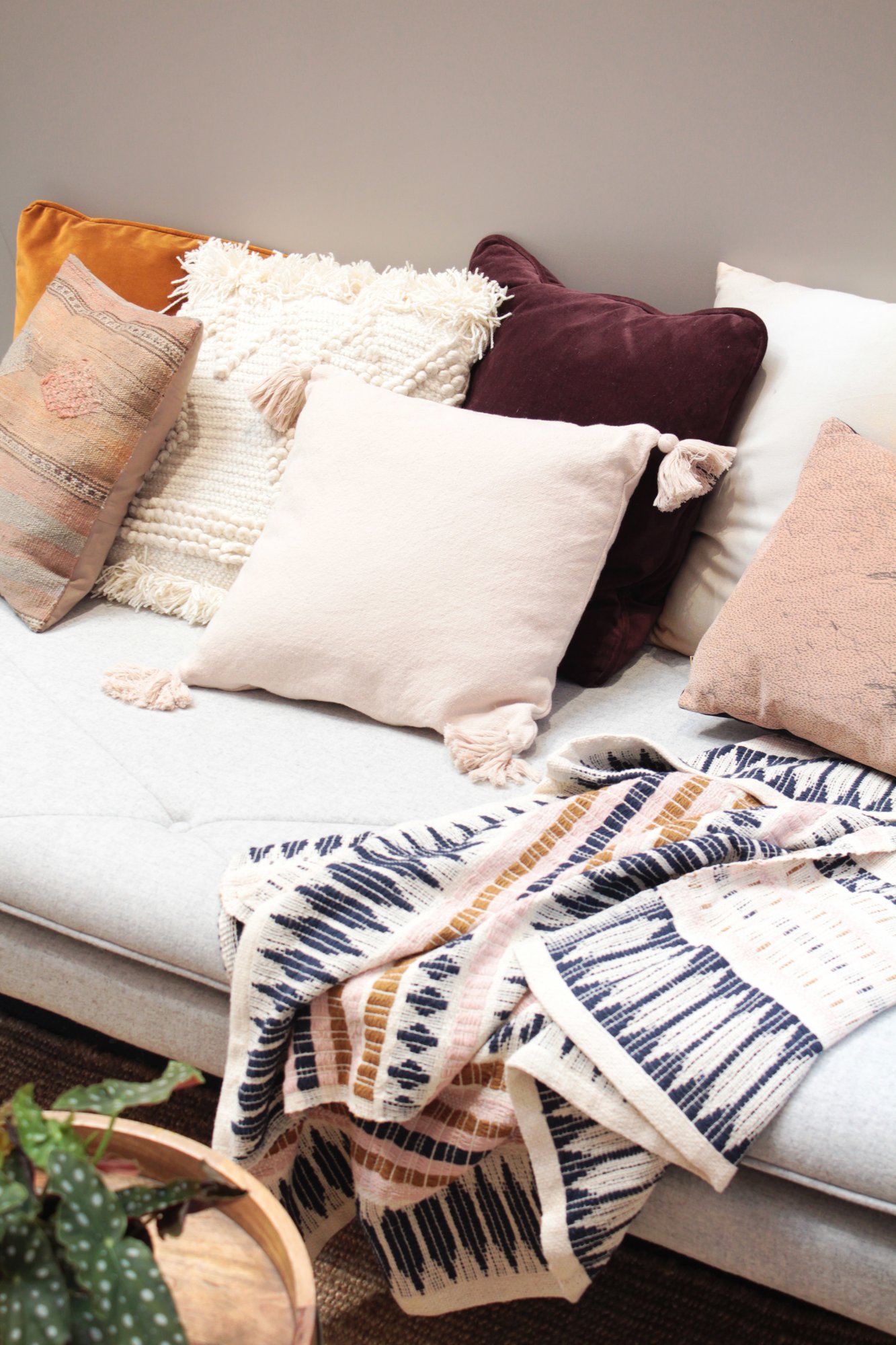 colorful throw pillows and accent blankets for cabin home design