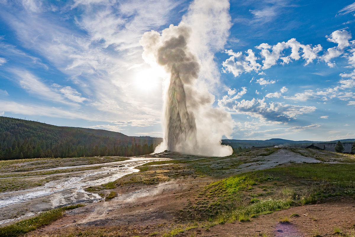old faithful geyser yellowstone national park
